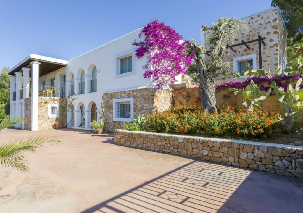 Puig d'en Valls Villa | Villa Savines is a luxury villa close to Ibiza Town and Playa D’en Bossa.