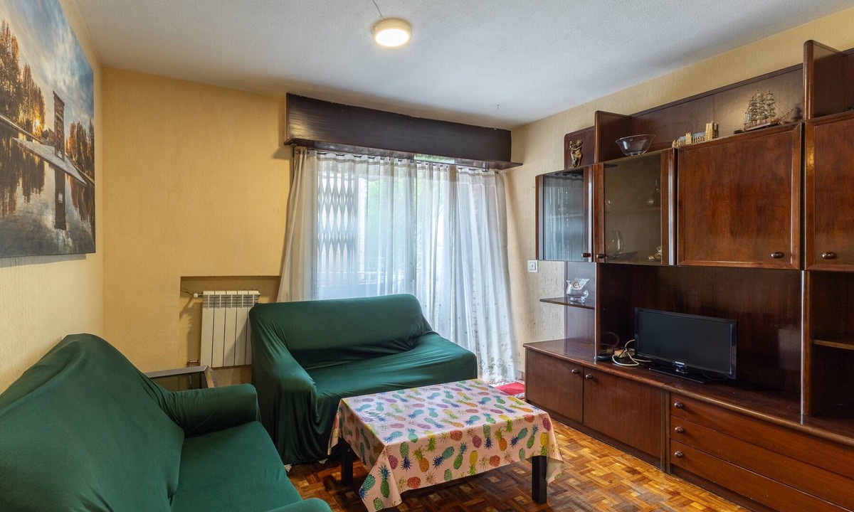 Mostoles House | Vintage Apartment in Mostoles Madrid with Private Balcony and Wi-Fi