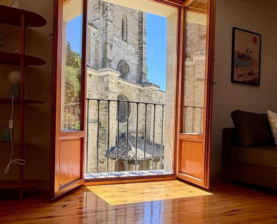 Burgos Apartment | Vista Iglesia de San Esteban rozando el castillo de Burgos