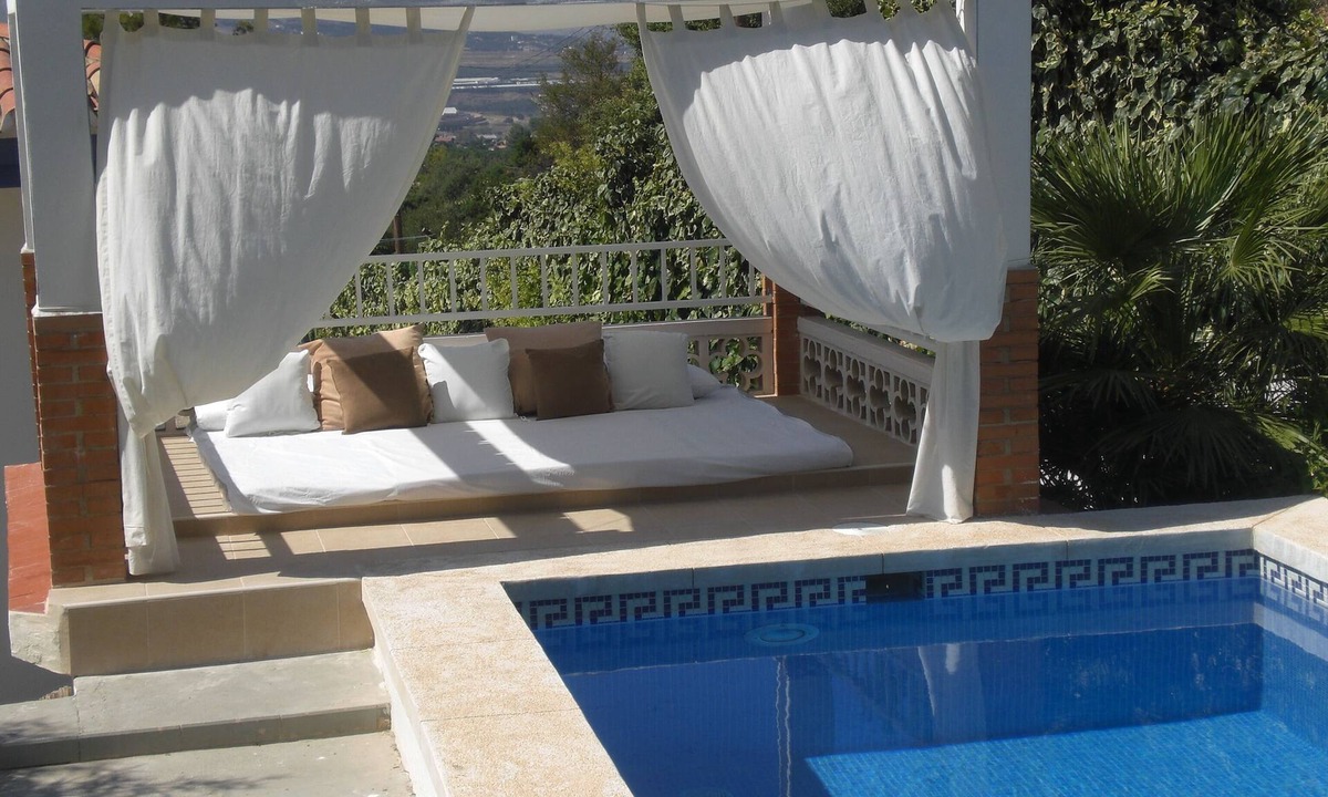 Pinos de Alhaurin Villa | WiFi, MOUNTAIN VIEWS, PRIVATE POOL, BADMINTON, FOOTBALL, TABLE TENNIS.