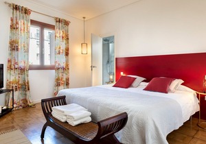 Large and beautiful 4 BD apartment in front of the Cathedral. Cabildo IV