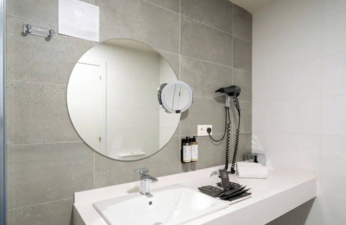 Castanos Hotel | 2 Pet-Friendly Apartments in Strategic Bilbao Location w/Kitchen