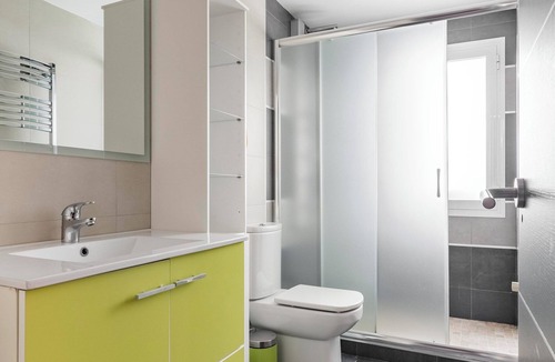 Ciudad Lineal Apartment | 3-bedroom apartment in marvelous Madrid with AC, WiFi