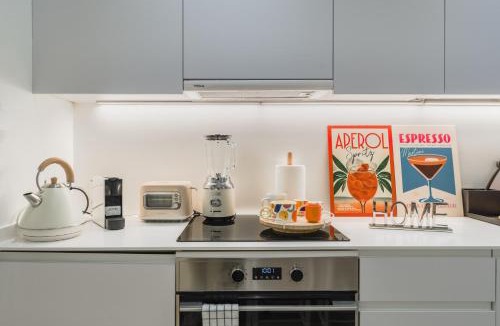 Golden Triangle of Art Apartment | 3min Walk - Retiro & Atocha - Luxury District and Desk