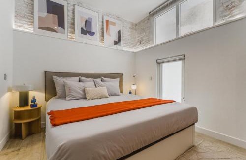 Golden Triangle of Art Apartment | 3min Walk - Retiro & Atocha - Luxury District and Desk