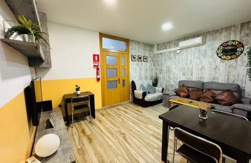 Sant Adria de Besos House | 4 mint to beach and 20 mint to las Ramblas plaza catalunya Barcelona