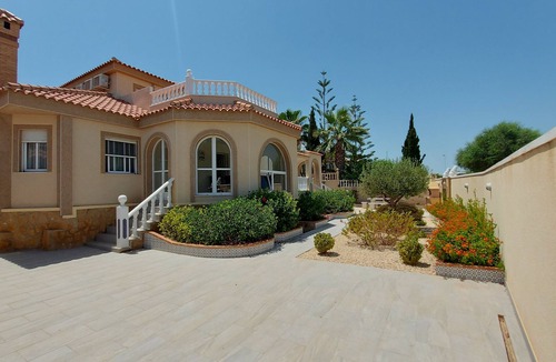 Puerto Marino Villa | 5 bedroom 4 bathroom villa with private pool 10MX4M and bar in Gran Alacant.