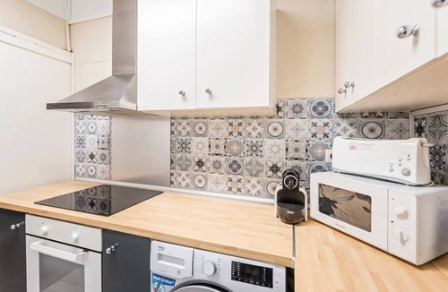 La Nova Esquerra de l'Eixample Apartment | Acomodis Apartments - Cozy 8 bedroom Group Flat 4 Baths Barcelona Eixample 16 pp