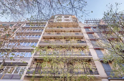 La Nova Esquerra de l'Eixample Apartment | Acomodis Apartments - Cozy 8 bedroom Group Flat 4 Baths Barcelona Eixample 16 pp