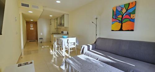 Vera Beach Apartment | Apartamentos Paraiso Vera Playa, Ed Tahiti, Atico E de 2 dormitorios con piscina privada en solárium y barbacoa, pie de playa, WIFI