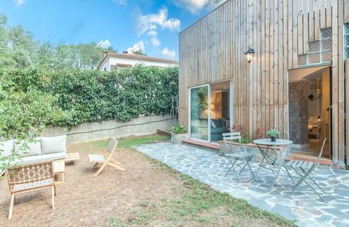 Can Carbonell Apartment | Apartment in Rural House Baix Empordà Near the Beach, Surrounded by Forest. Large Garden/BBQ.