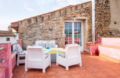 Perena Apartment | Apartment 'La Plazuela De Mari II' with Balcony and Wi-Fi