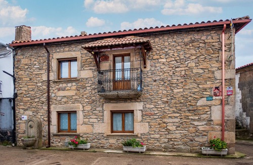 Perena Apartment | Apartment 'La Plazuela De Mari II' with Balcony and Wi-Fi