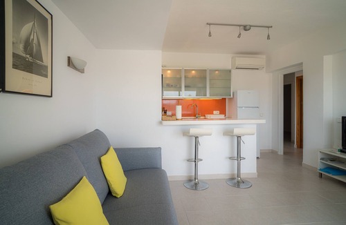 Es Pujols Apartment | Apartment 'Mirada I' with Open Views, Wi-Fi, and Air Conditioning