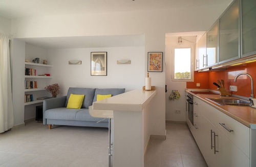 Es Pujols Apartment | Apartment 'Mirada I' with Open Views, Wi-Fi, and Air Conditioning