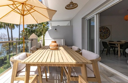 New Golden Mile Apartment | Apartment on the beachfront in Estepona,