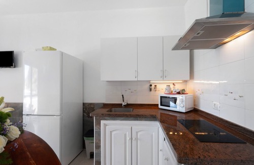 Alojera Apartment | Apartment 'Playa Azul - 4' with Sea View, Wi-Fi and Air Conditioning