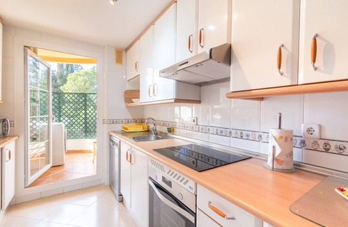 Nueva Andalucia Apartment | Apartment 'Señorio De Aloha' with Sea View, Wi-Fi and Air Conditioning