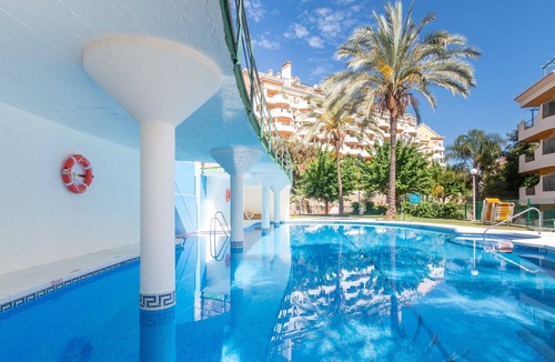 Nueva Andalucia Apartment | Apartment 'Señorio De Aloha' with Sea View, Wi-Fi and Air Conditioning