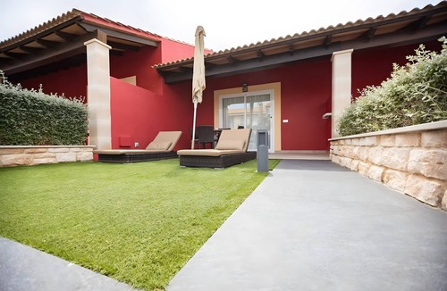 Cala Agulla Apartment | Apartment 'Standard 12' with Shared Pool, Wi-Fi and Air Conditioning