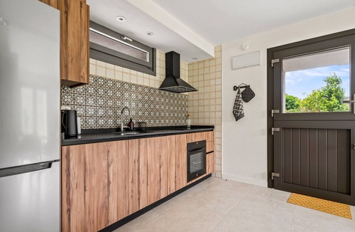 Lloreda Apartment | Apartment 'Tierra' with Sea Views, Private Terrace and Wi-Fi