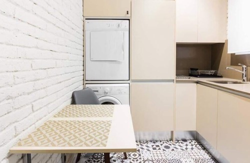 El Parc i la Llacuna del Poblenou Apartment | Arc de Triomf Modern apartment with balcony!