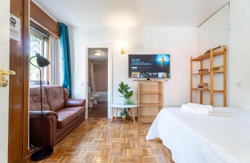 Arganzuela Apartment | Atocha Apartments, Central Location Terrace, Kitchen, Fast WiFi, metro nearby