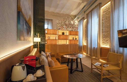 San Vicente Apartment | Avenue Luxury Apartment- Free Parking