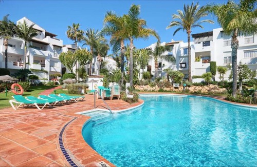 New Golden Mile Apartment | Beachfront Apartment - Pool - 2min to Beach - Free Parking & Fast WiFi