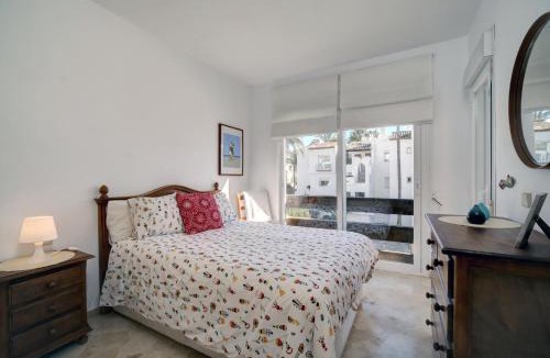 New Golden Mile Apartment | Beachfront Apartment - Pool - 2min to Beach - Free Parking & Fast WiFi
