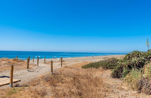 New Golden Mile Apartment | Beachfront Apartment - Pool - 2min to Beach - Free Parking & Fast WiFi