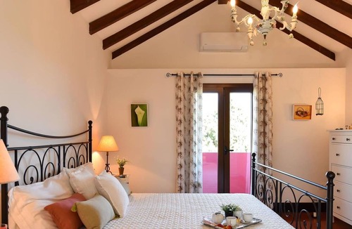 La Solana Villa | Beautiful private villa for 14 guests with WIFI, pool, TV, patio, pets allowed and parking