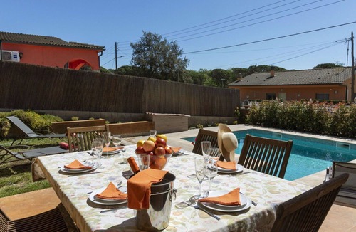 Sils House | Beautiful private villa for 6 people with WIFI, private pool, TV, balcony and pets allowed