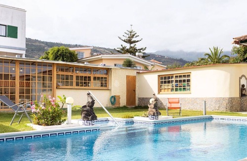 Las Arenas House | Beautiful villa for 4 guests with WIFI, pool, TV and patio