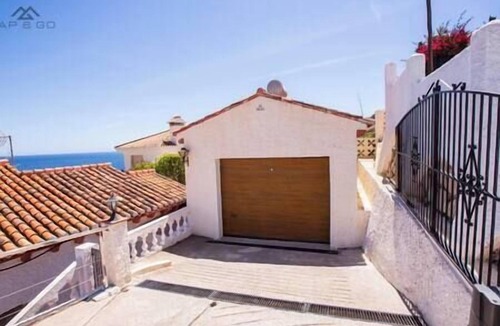 Velilla-Taramay House | Blue Villa Rest & Pool