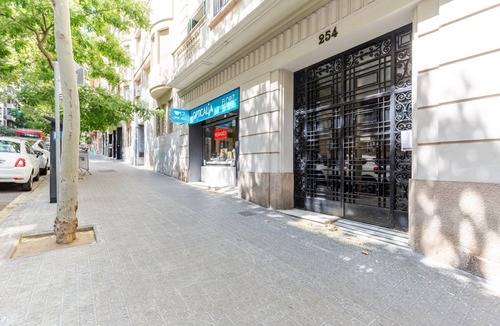 Sant Gervasi Apartment | Blueground | Galvany, doorman, AC, near park