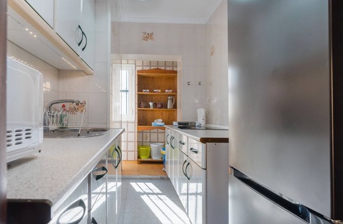 Leon XIII-Los Naranjos Apartment | Brigth Apartment 'Macarena' with Balcony, Wi-Fi and Air Conditioning