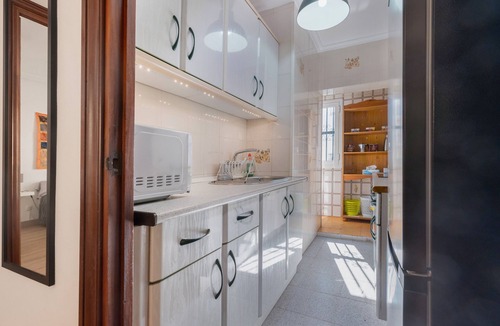 Leon XIII-Los Naranjos Apartment | Brigth Apartment 'Macarena' with Balcony, Wi-Fi and Air Conditioning