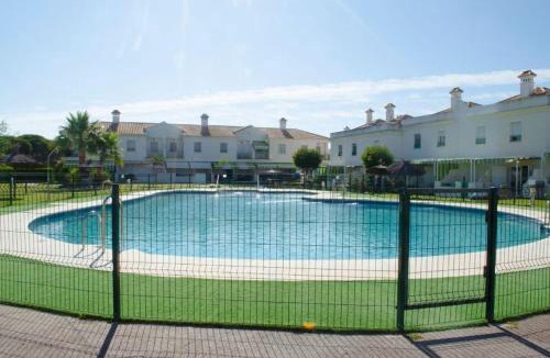 El Portil Apartment | Casa adosada con porche, piscina y pista de pádel, junto al campo de golf