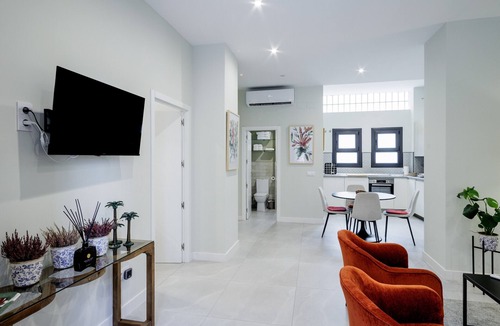 Los Remedios House | Casa Almoguera. Modern apartment in a prime location near Seville city center