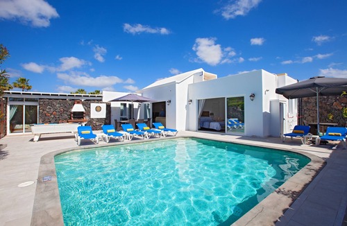 Los Mojones Villa | Casa Cristal 4 bedrooms 3 bath sleeps 8 people Free A/C,Heated Pool, Pool Table.
