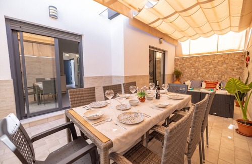 La Rinconada House | Casa Flor del Rocío – Seville – 4 Bedrooms for 8 – AC Throughout – Terrace & Parking