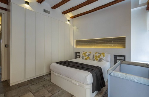 La Seu Apartment | CENTER-MODERN 1BR, 2BA-TERRACE, WI-FI, A/C