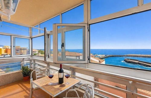 Puerto de la Cruz Apartment | Central Apartment by the Sea, Near Plaza del Charco, Private Terrace & Wi-Fi