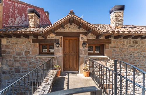 Valle de Valdelaguna Ski Chalet | Chalet 'Casa Rural Las Hoyas Ll' with Mountain View