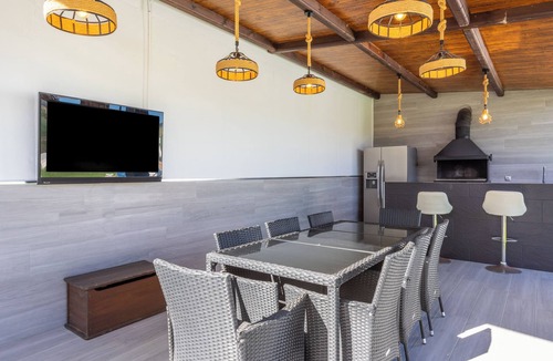 Casabermeja Ski Chalet | Chalet 'Casa Rural Paradise Holidays' with Mountain View, Pool, Wi-Fi and Air Conditioning