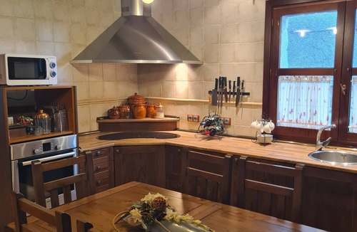 Piedralaves Ski Chalet | Chalet 'Tu Capricho' with Mountain Views, Wi-Fi, and Air Conditioning