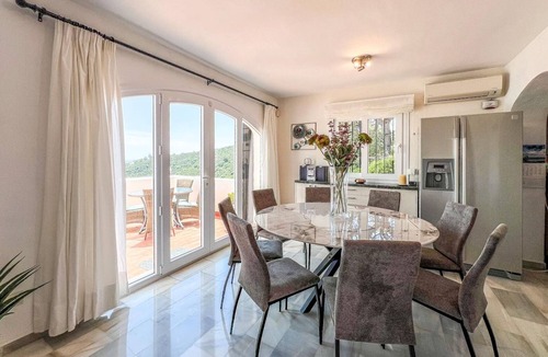 Estepona Villa | Charming 3-bedroom house with private pool in Estepona