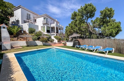 Estepona Villa | Charming 3-bedroom house with private pool in Estepona