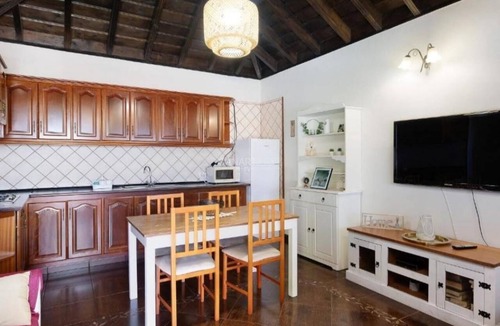 Tijarafe Apartment | Charming Casa Flamenca: Private, Scenic Retreat with Pool and Mountain